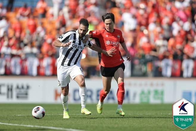 ▲ 강원FC 김건희가 25일 강릉하이원아레나에서 열린 FC서울과 하나은행 K리그1 2026 10라운드 맞대결에서 경합을 펼치고 있다. 한국프로축구연맹 제공