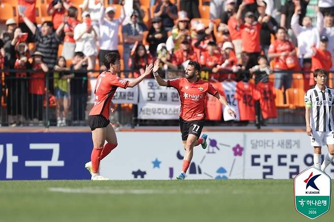 ▲ 강원FC 아부달라가 25일 강릉하이원아레나에서 열린 FC서울과 하나은행 K리그1 2026 10라운드 맞대결에서 만회골을 넣은 뒤 기뻐하고 있다. 한국프로축구연맹 제공