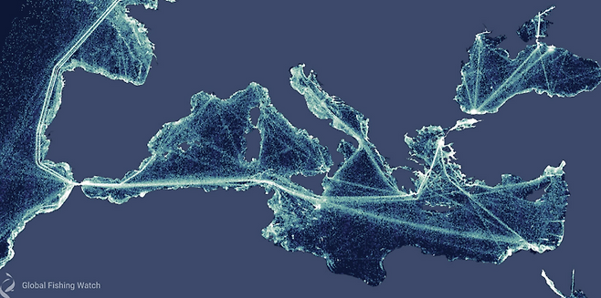 지중해에서 벌어지는 선박 활동의 실제 규모를 명확히 보여주는 위성 레이더 영상. 맨눈으로는 평온해 보이는 바다일지라도 인공지능을 활용해 위성 레이더 자료를 분석하면, 마치 거미줄처럼 얽힌 선박들의 움직임이 낱낱이 드러난다. 출처: 글로벌 어업 감시(Global Fishing Watch)