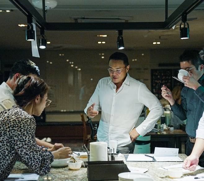 박영식 SG다인힐 대표가 직원들과 함께 관능평가를 진행하며 신메뉴를 점검하고 있다. 관능평가는 사람의 감각으로 맛을 평가하는 테스트다.