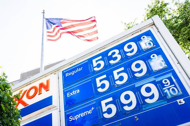 미국 워싱턴의 한 주유소의 유가 안내판 / 연합뉴스