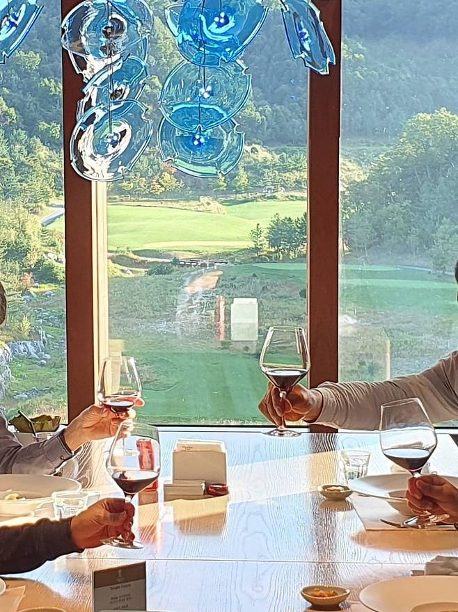 국내 유명 골프장에서 와인 모임을 가지려면 어려움이 많다. 와인 반입여부, 콜키지 비용 등 사전 협의가 필수적이다.