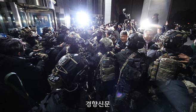 윤석열 전 대통령이 불법계엄을 선포하고 자정을 넘긴 2024년 12월4일 새벽 서울 여의도 국회의사당에서 무장한 군인들이 국회 본청 진입을 시도하면서 국회 직원들과 대치하고 있다. 성동훈 기자