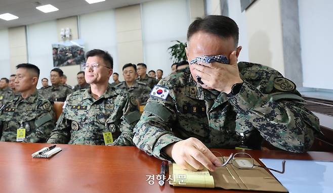 이상현 전 특전사 1공수여단장이 비상계엄 직후인 2024년 12월10일 국회에서 열린 국방위원회 전체회의에 출석해 눈물을 닦고 있다. 성동훈 기자