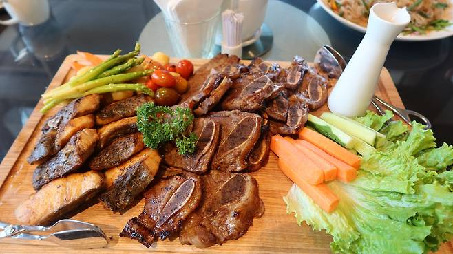 Galbi is served at the clubhouse of Eschuri Vung Bau Golf Course. (Song Seung-hyun/The Korea Herald)