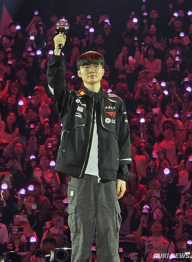 ‘페이커’ 이상혁이 25일 인천 인스파이어 아레나에서 열린 ‘2026 LCK’ 정규시즌 1라운드 한진 브리온과의 홈경기 전에 팬들 앞에서 인사하고 있다. 김영건 기자