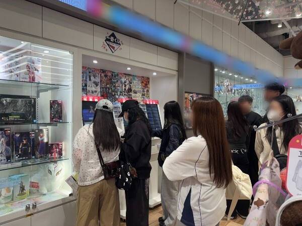 수원특례시의 한 대형쇼핑몰에서 키오스크 이치방쿠지를 하기 위해 줄을 선 이용객들. 서다희 기자