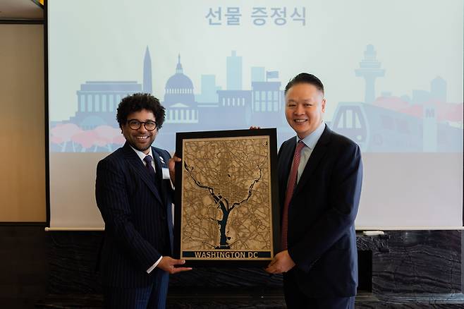 폴 B. 밥슨(Paul B. Bobson) 메트로폴리탄 워싱턴 공항청 항공 비즈니스 개발 부사장(좌)과 유명섭 에어프레미아 대표(우)가 양 기관 간 협력을 기념하는 선물 증정식에서 기념 촬영을 하고 있다. / 사진=커넥트월드와이드