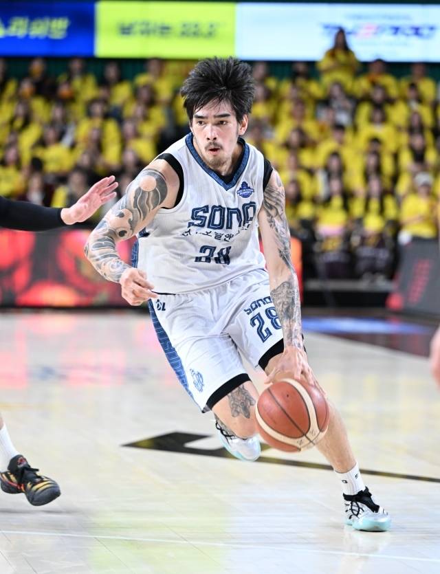 케빈 켐바오가 23점 11리바운드 4어시스트 1스틸로 펄펄 날았다. 사진=KBL 제공