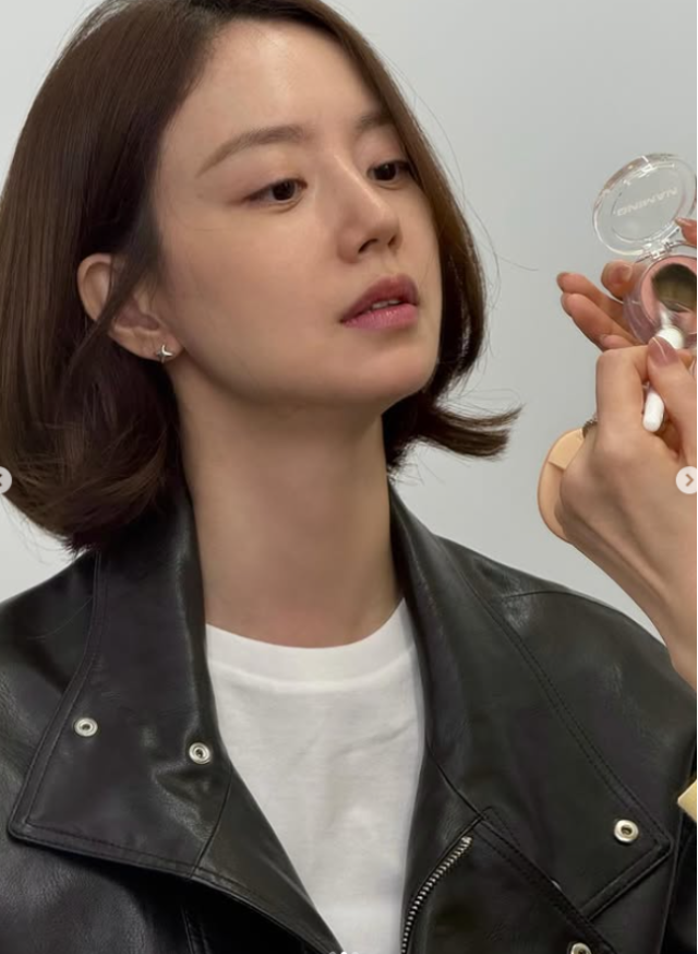 오는 6월 ‘품절녀’ 대열에 합류하는 배우 문채원이 결혼 발표 후 한층 더 눈부셔진 근황을 전하며 을지로를 발칵 뒤집어 놓았다.사진=문채원 SNS