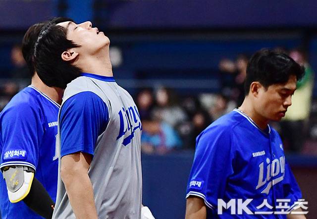 25일 오후 서울 고척스카이돔에서 열린 ‘2026 신한 SOL KBO 리그’ 삼성 라이온즈와 키움 히어로즈 경기에서 키움이 4-2 승리를 거뒀다. 이날 승리로 키움은 2연승, 반면 삼성은 6연패에 빠졌다. 삼성 선수들이 무거운 표정속에 그라운드를 빠져 나가고 있다. 사진(고척 서울)=김영구 기자