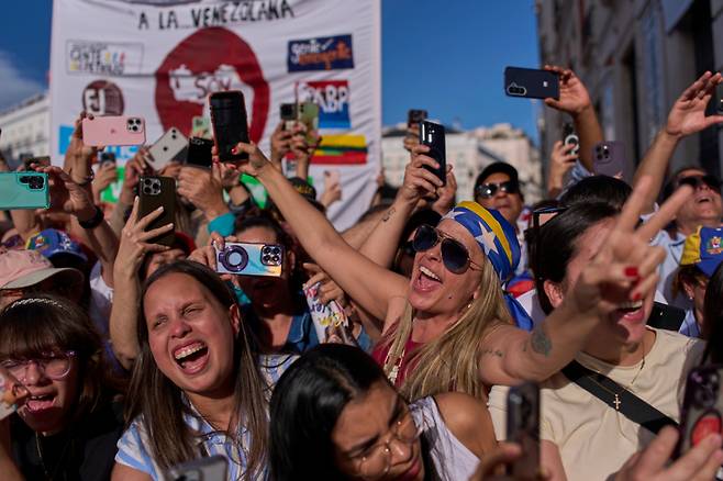 베네수엘라 지지자들이 2026년 4월 18일(현지시간) 스페인 마드리드 푸에르타 델 솔 광장에서 연설하는 마리아 코리나 마차도 베네수엘라 야권 지도자의 모습에 반응하고 있다. /사진=AP/뉴시스