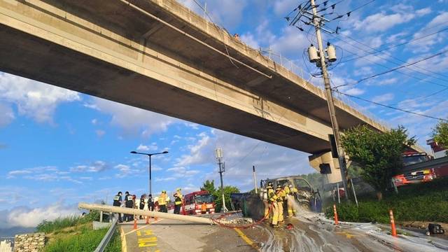 강릉대교 트럭 추락 화재 교통사고 당시 모습. 강원특별자치도소방본부