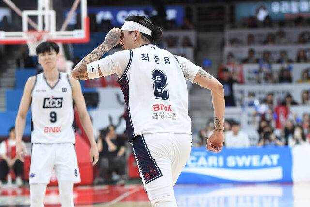 부산 KCC가 24일 안양 정관장 아레나에서 열린 안양 정관장과의 4강 플레이오프 1차전에서 최준용의 활약을 앞세워 승리를 거뒀다. 최준용이 득점한 뒤 세레머니를 펼치고 있다./KBL 제공