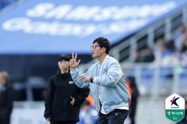 수원 이정효 감독이 5일 수원월드컵경기장에서 열린 충북청주와의 하나은행 K리그2 홈 경기에서 경기 중 지시하고 있다./프로축구연맹 제공