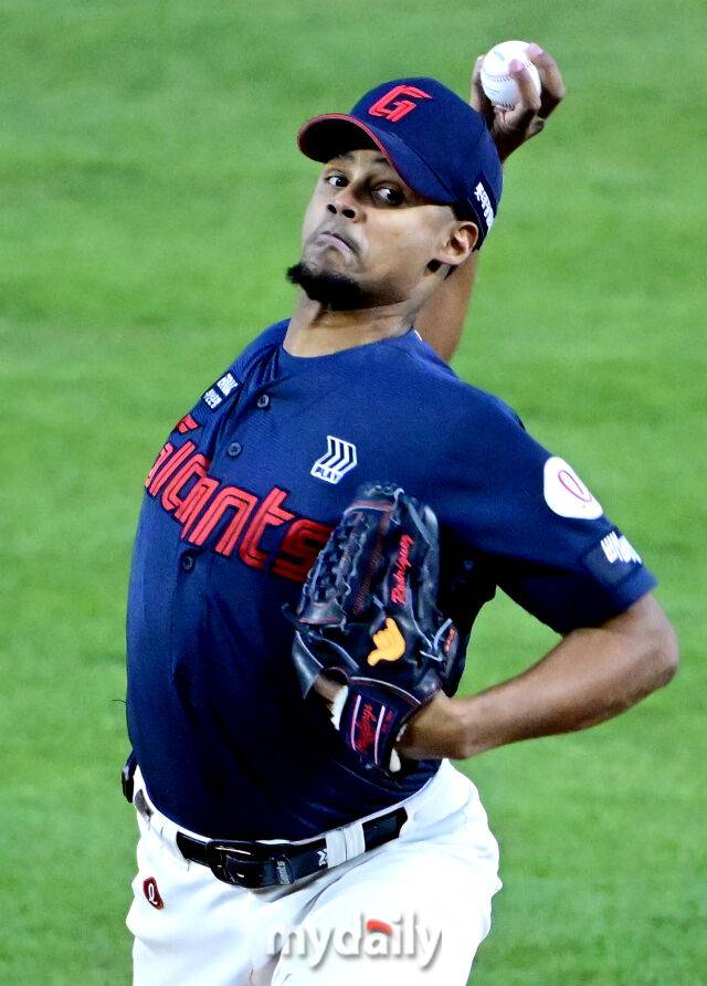 2026년 4월 16일 오후 서울 잠실구장에서 열린 '2026 신한 SOL KBO리그' 롯데 자이언츠와 LG 트윈스의 경기. 롯데 선발투수 로드리게스가 역투하고 있다./마이데일리