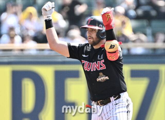 LG 오스틴이 25일 두산전에서 안타를 친 뒤 환호하고 있다./잠실야구장=송일섭 기자