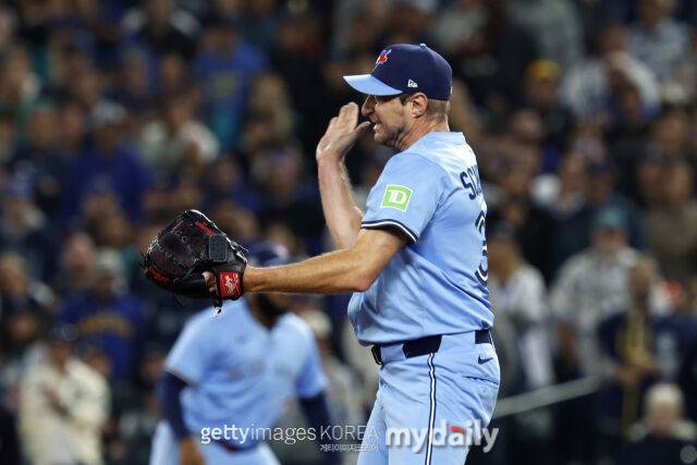 토론토 블루제이스 맥스 슈어저가 투구 후 아쉬워하고 있다. 2025시즌 후반의 모습이디./게티이미지코리아