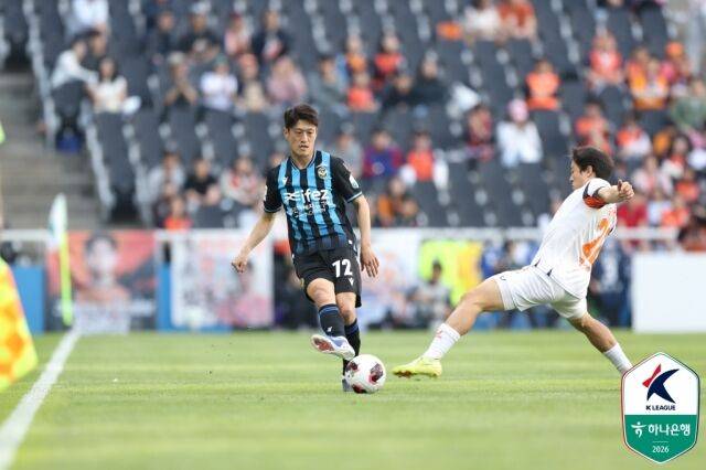 인천 유나이티드 이청용(왼쪽)가 25일 오후 4시 30분 인천축구전용경기장에서 펼쳐진 제주SK와의 '하나은행 K리그1 2026' 10라운드에서 패스를 하고 있다./한국프로축구연맹 제공