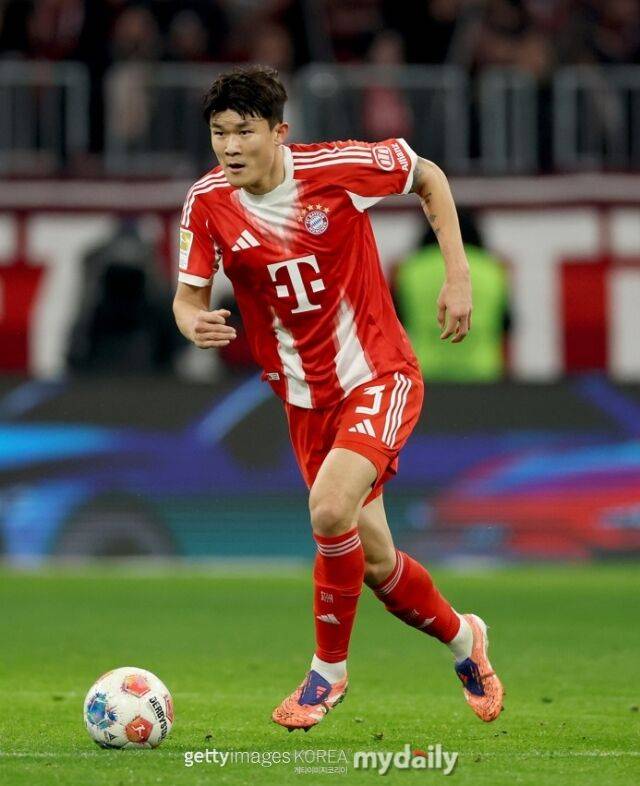 김민재가 2025년 12월 열린 마인츠와의 2025-26시즌 분데스리가 경기에서 드리블을 하고 있다./게티이미지코리아