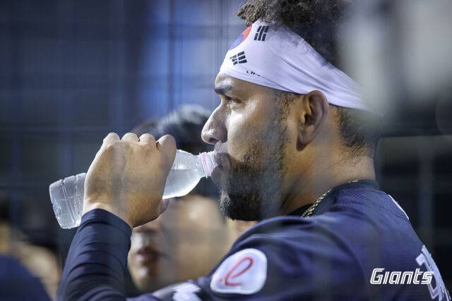 롯데 자이언츠 빅터 레이예스가 덕아웃에서 물을 마시고 있다./롯데 자이언츠