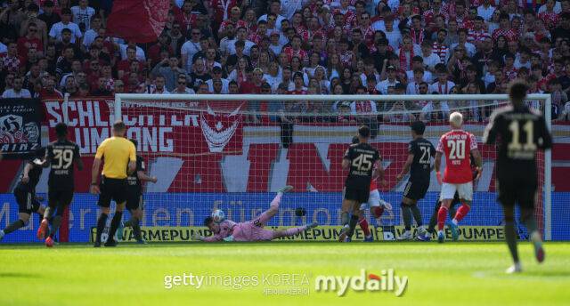 마인츠의 뉘벨이 25일 열린 바이에른 뮌헨과의 2025-26시즌 분데스리가 31라운드에서 추가골을 성공시킨 장면./게티이미지코리아