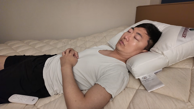 ‘충주맨’으로 알려진 김선태가 지난 21일 ‘시몬스 홍보’라는 제목의 영상을 자신의 유튜브 채널에 올렸다. 해당 영상은 200만회 이상 시청됐다. [김선태 유튜브 채널 캡처]