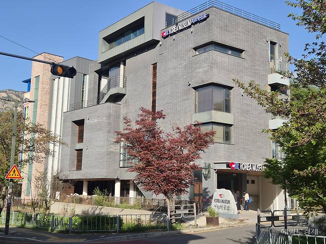 지난 20일 오후 5시께 서울시와 은평구청 관계자들이 서울 은평구 연서로 일대에 있는 ‘대한 박물관’ 현장 확인을 하고 있다. 김도윤 기자.