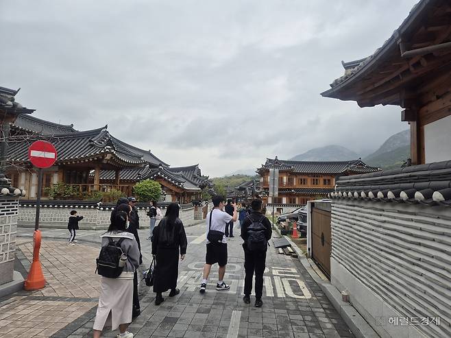 지난 20일 오후 2시께 은평 한옥마을 일대에는 한옥마을과 북한산을 구경하기 위해 관광객들의 발길이 이어졌다. 김도윤 기자.