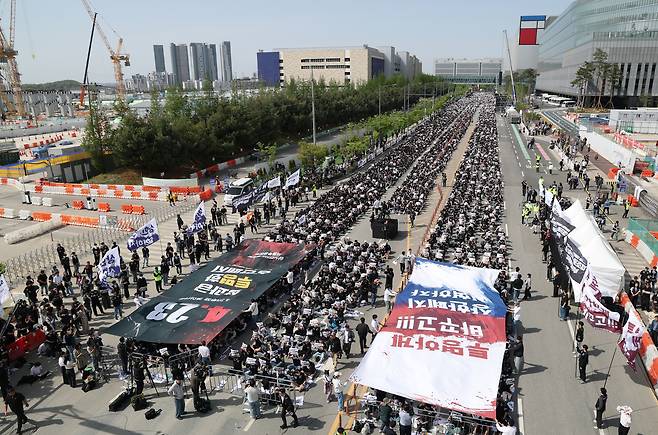 23일 오후 경기 평택시 삼성전자 평택캠퍼스 앞에서 삼성전자노동조합 공동투쟁본부 주최로 열린 4·23 투쟁 결의대회에서 참가자들이 구호를 외치고 있다. 삼성전자 노조는 성과급 상한 폐지와 함께 영업이익의 15%를 관련 재원으로 사용해야 한다고 주장하고 있다. 이번 결의대회 이후에도 노사가 합의점을 찾지 못할 경우 노조는 오는 5월 21일부터 6월 7일까지 18일간 총파업에 돌입한다는 방침이다. 평택=윤창빈 기자