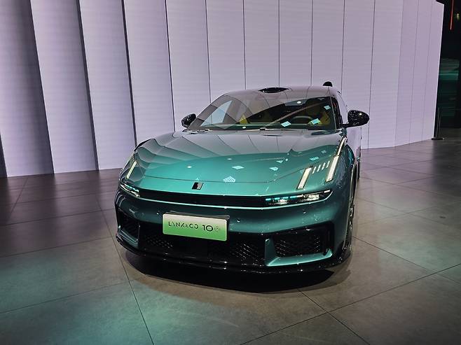 25일(현지시간) 링크앤코가 ‘2026 베이징 국제 모터쇼(오토차이나 2026)’에서 전시한 전기 스포츠 세단 ‘10+’. 권제인 기자