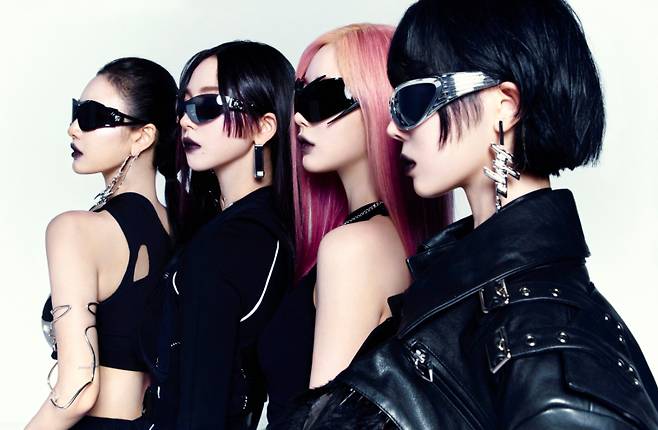 에스파는 ‘위플래쉬(Whiplash)’를 통해 강렬한 베이스와 하우스 비트 기반의 EDM 장르에 본격적으로 발을 들였다/사진제공=SM