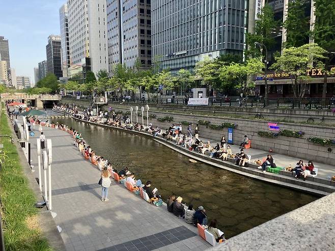 [서울=뉴시스] 백유정 인턴기자 = 서울 청계천에 마련된 독서 공간 '책읽는 맑은 냇가'의 모습. 2026.04.23.