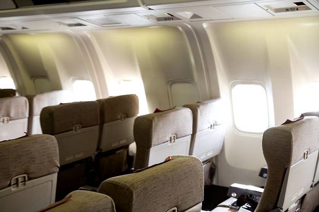 [서울=뉴시스] 유럽의 저가 항공사인 '라이언에어' 기내에서 한 승객이 짐칸에 들어가 누운 뒤 소란을 피우는 모습이 공개돼 논란이 일고 있다. (사진=유토이미지)&nbsp; *재판매 및 DB 금지