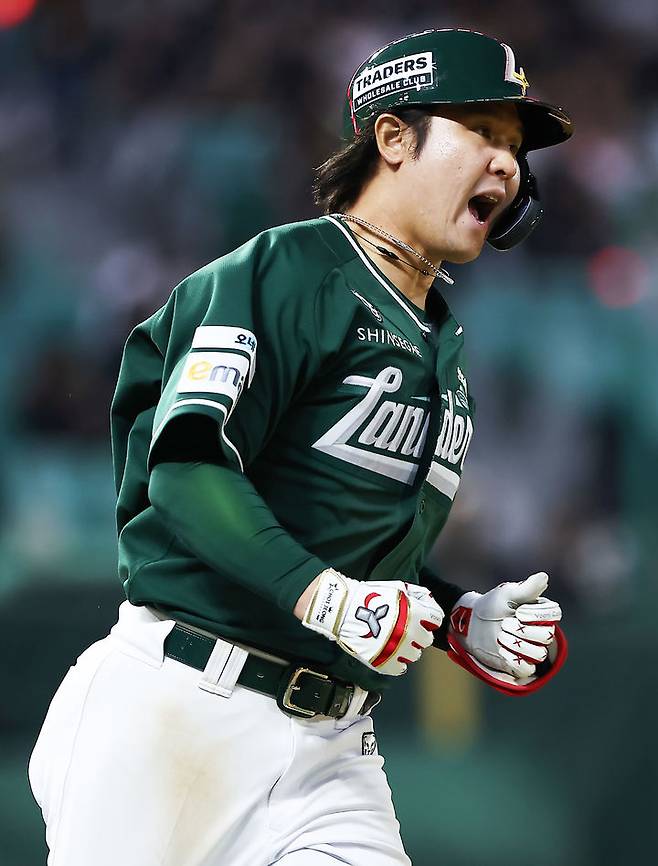 [서울=뉴시스] 프로야구 SSG 랜더스 최정이 25일 인천 SSG랜더스필드에서 열린 2026 신한 쏠 KBO리그 KT 위즈와의 홈 경기 8회 홈런을 친 뒤 베이스를 돌고 있다. (사진=SSG 랜더스 제공) 2026.04.25.