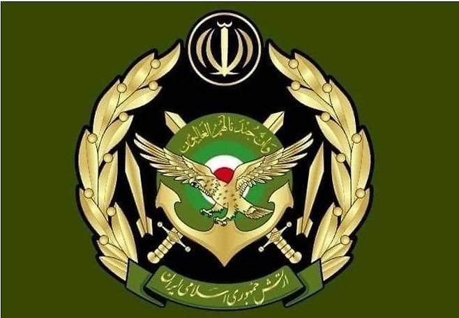 [서울=뉴시스]﻿﻿이란군이 미국의 해상 봉쇄 활동을 강하게 비판하며 추가 행동 시 군사적 대응에 나서겠다고 경고했다. 사진은 이란군 통합전투사령부(카탐 알안비야)의 휘장. 2026.04.25