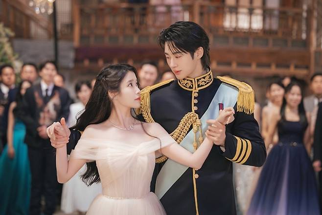 오늘(25일) 밤 9시 50분에 방송하는 MBC 금토드라마 '21세기 대군부인'에 등장할 아이유와 변우석의 왈츠 장면. '21세기 대군부인' 제공