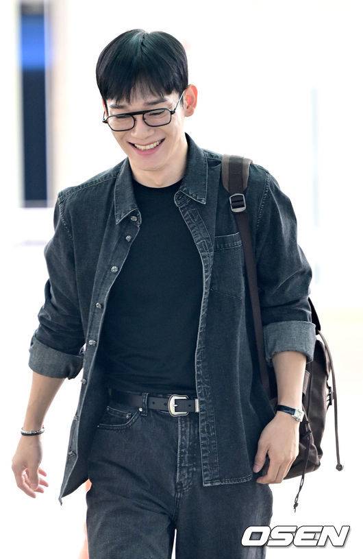 [OSEN=인천공항, 최규한 기자] 엑소 첸과 시우민이 5일 오전 해외 일정 참석을 위해 인천공항을 통해 대만으로 출국했다.엑소 첸백시는 ‘2024 가오슝 비어 페스티벌’에 참석해 팬들을 만날 예정이다.엑소 첸이 출국장으로 향하고 있다. 2024.07.05 / dreamer@osen.co.kr