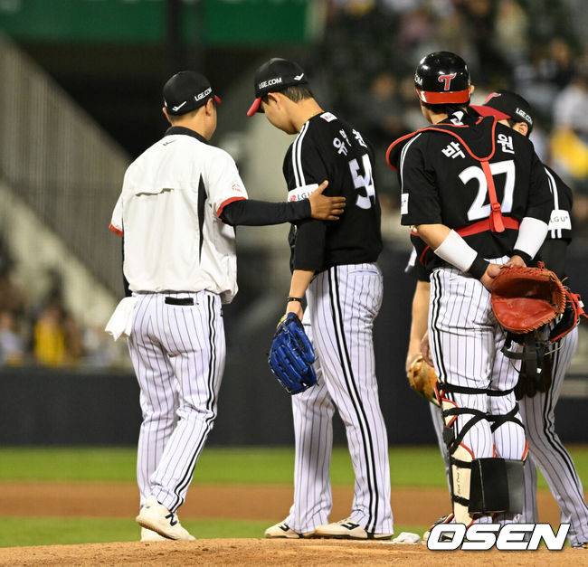 [OSEN=잠실, 이대선 기자] 프로야구 LG 트윈스가 '잠실 라이벌전'에서 두산 베어스에 승리했다.&nbsp;LG는 24일 서울 잠실구장에서 열린 2026 KBO리그 두산과 시즌 첫 맞대결에서 4-1로 승리했다.&nbsp;9회말 LG 유영찬이 마운드를 내려가고 있다. 2026.04.24 /sunday@osen.co.kr