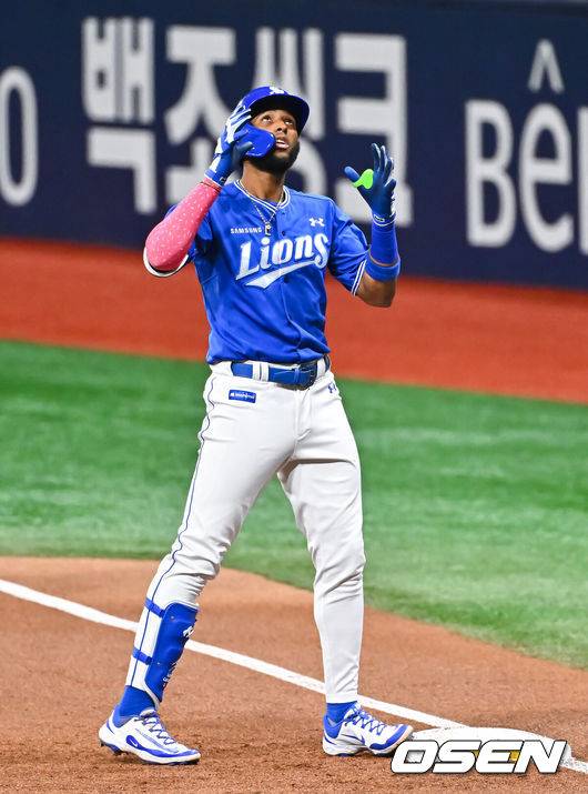 [OSEN=고척, 박준형 기자] 25일 오후 서울 고척스카이돔에서 2026 신한 SOL KBO리그 키움 히어로즈와 삼성 라이온즈의 경기가 진행됐다.이날 키움은 하영민을, 삼성은 원태인을 선발투수로 내세웠다.1회초 1사 1,2루 삼성 디아즈가 선취 1타점 적시타를 날리고 있다.    2026.04.25 / soul1014@osen.co.kr