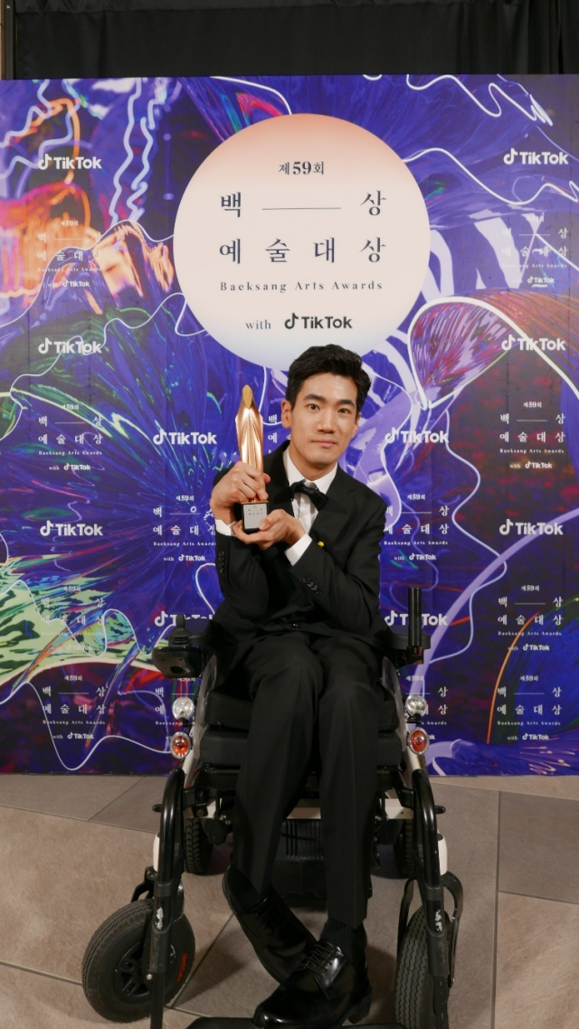 ▲뇌병변 장애인 하지성 씨는 장애인 배우 최초로 백상예술대상 연극 부문 연기상을 수상했다.ⓒ본인 제공
