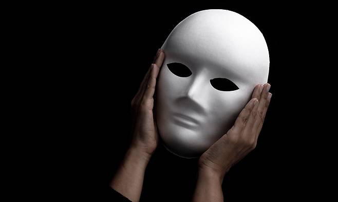 저자는 인간 사회에서 속임수는 도덕적 일탈로, 정직은 명예로운 가치로 여겨지지만 생물의 세계에서 속임수는 흔하게 발견되는 보편적인 생존 전략이라고 말한다. 세종서적 제공