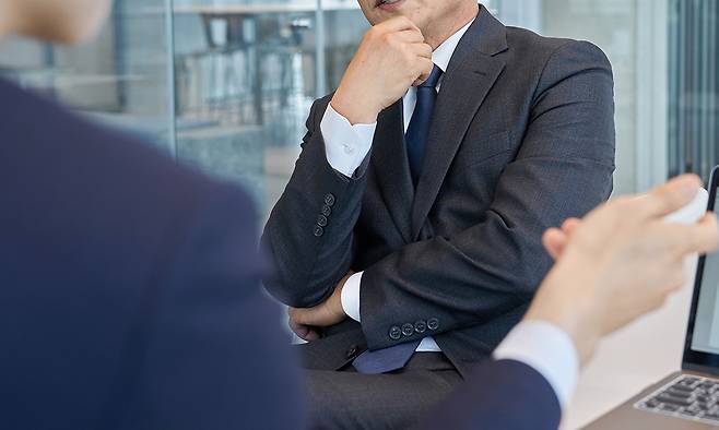 고용노동부에 따르면 기본급과 제 수당(기본급 외 모든 수당)을 구분하지 않는 ‘정액급제’나 연장·야간·휴일수당을 포괄해 지급하는 ‘정액수당제’는 모두 허용되지 않는다. 사진=게티이미지뱅크