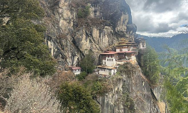 파로 계곡 해발 3120m 수직 절벽에 새 둥지처럼 매달린 탁상 사원. 8세기 구루 린포체가 암호랑이를 타고 날아와 수행했다는 전설의 성지로, 가파른 산길을 세 시간 걸어야 닿을 수 있다.