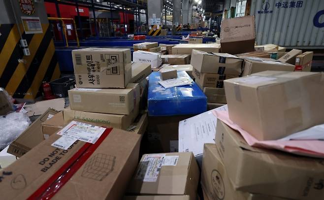 지난해 8월 17일 서울 한 물류센터에 배송될 택배 물품이 쌓여 있는 모습. 연합뉴스
