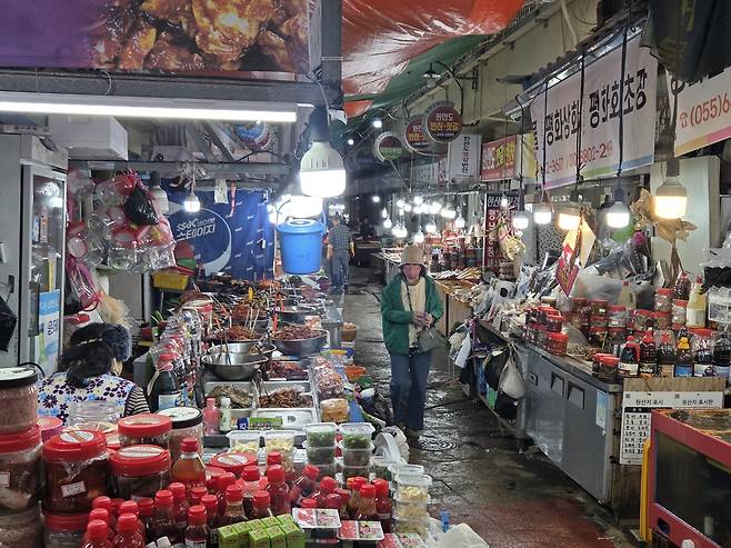 22일 통영 중앙전통시장에서 한 시민이 장을 보고 있다. 통영=이건율 기자