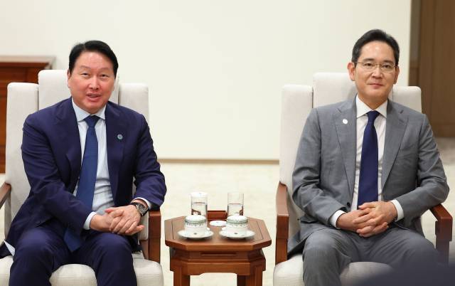 최태원(왼쪽) SK그룹 회장과 이재용 삼성전자 회장. 연합뉴스