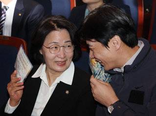 3월 26일 경기 화성시 수원대 벨칸토아트센터에서 열린 ‘제22회 경기도사회복지사대회’에서 더불어민주당 경기지사 추미애 후보(왼쪽)와 당시 경선 경쟁자였던 한준호 의원이 이야기를 나누고 있다. 뉴스1