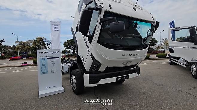 ‘하이쎈’의 캡을 35도 이상으로 기울여 보고 있다. 사진 | 손재철기자