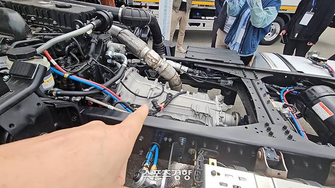 캡 뒷단 아래에 엔진이 있다. 그 뒤로 길게 누운 미션이 맞물려 있다. 사진 | 손재철기자